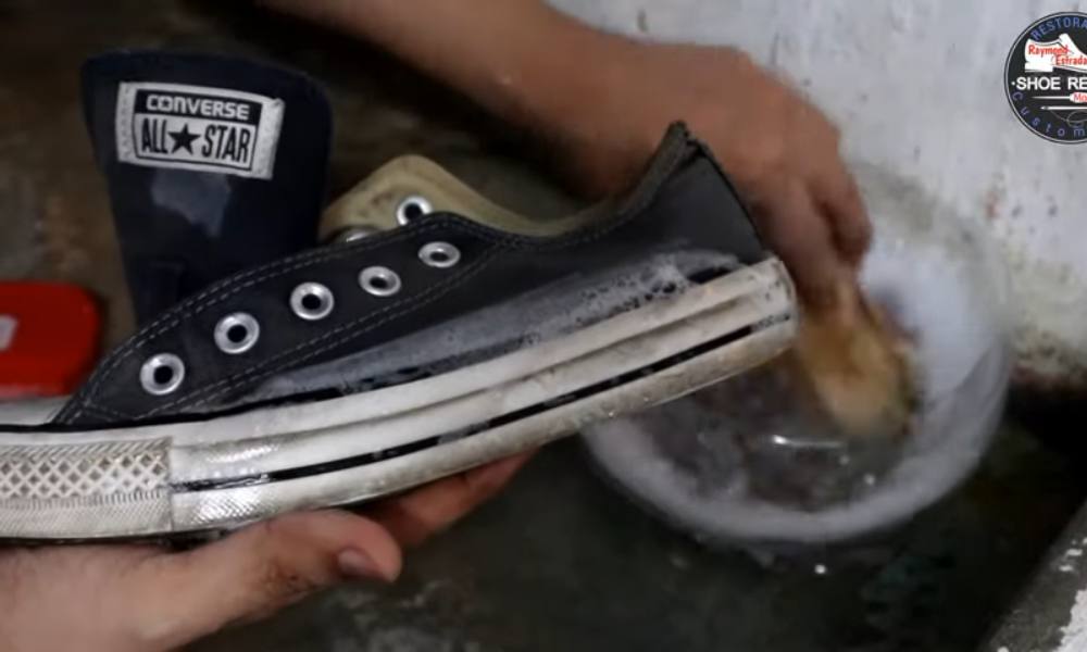 Clean the shoes - How to Fix Converse Sides